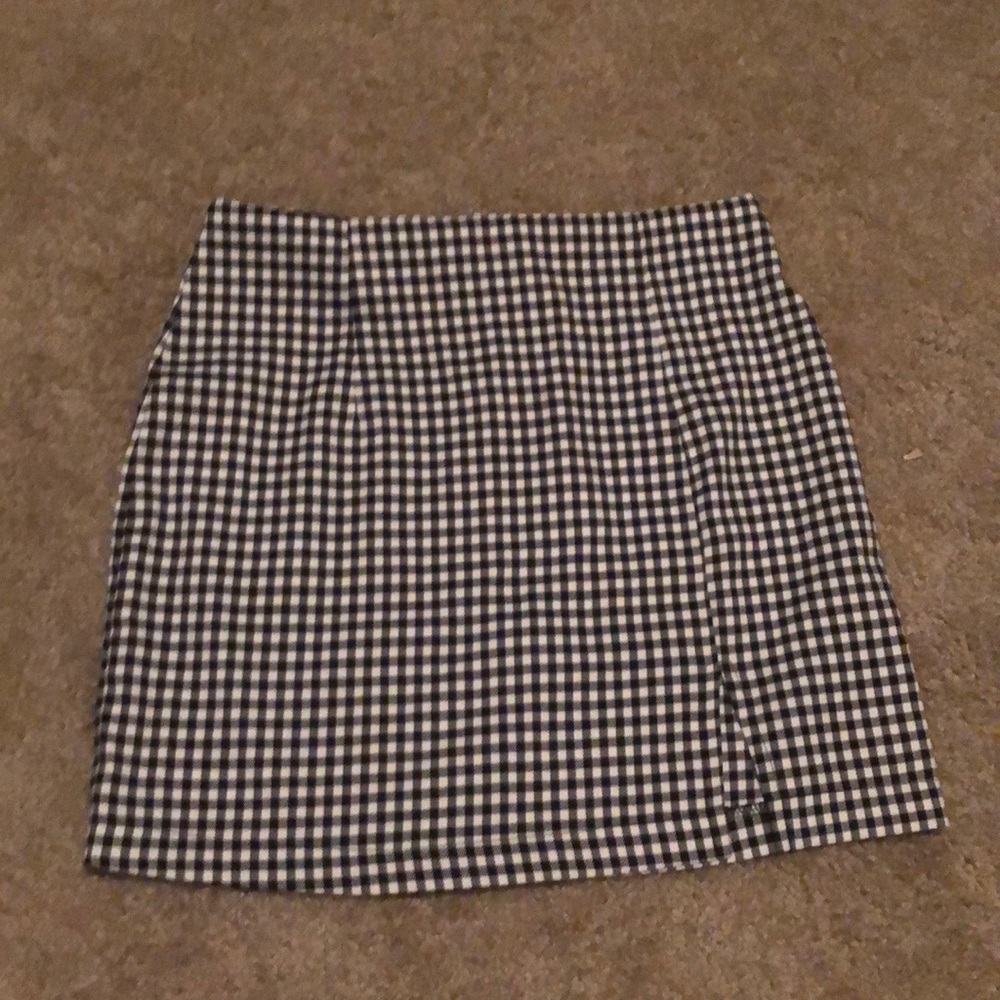 Checkered black and white mini skirt with slit
